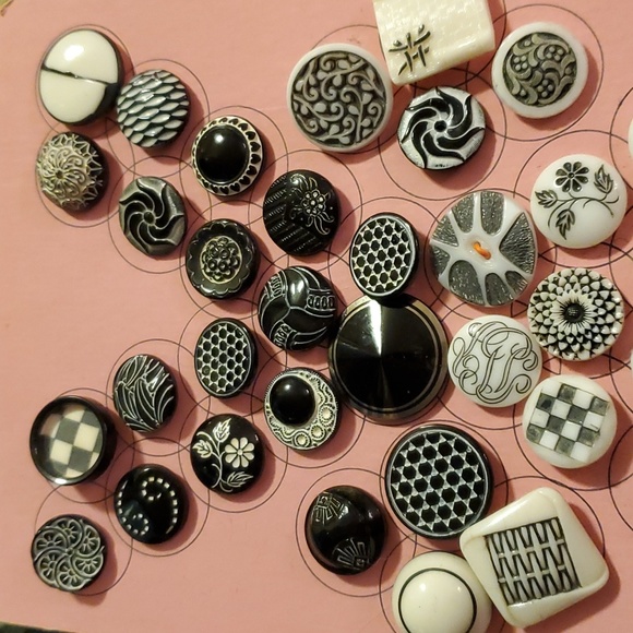 BUTTONS VINTAGE GLASS BUTTONS CARD - Picture 2 of 3